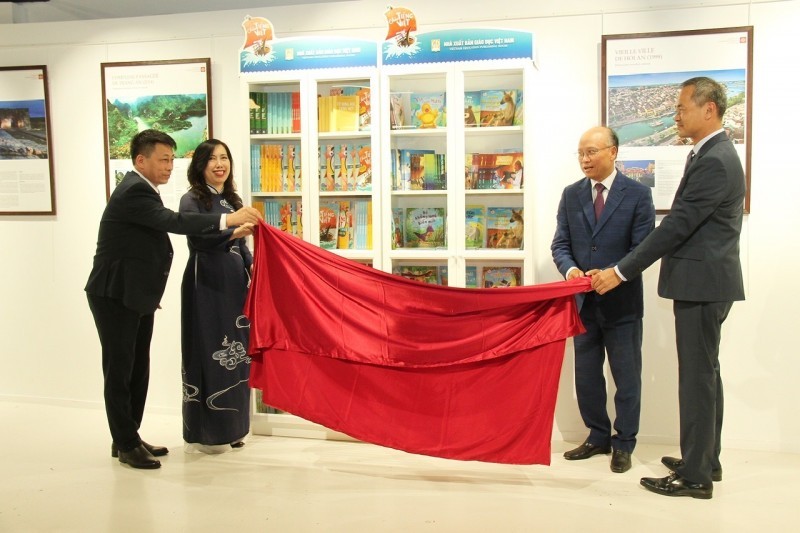 The Vietnamese bookcase was inaugurated to serve the community in France.