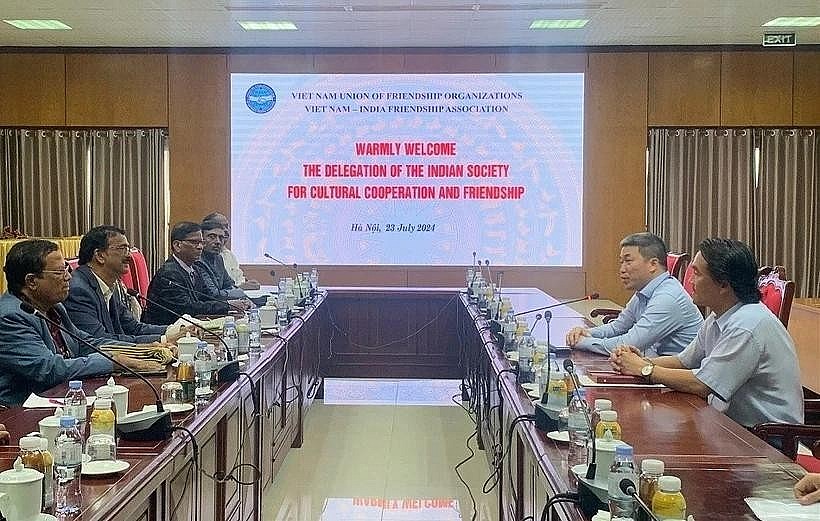 President of the Vietnam Union of Friendship Organisations (VUFO) Phan Anh Son (second, right) exchanges with delegation of the Indian Society for Cultural Cooperation and Friendship (Photo: baoquocte.vn)