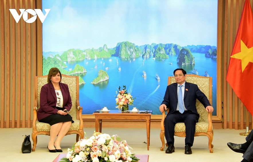 Vietnamese Prime Minister Pham Minh Chinh (R) receives Egyptian Ambassador to Vietnam Amal Abdel Kader Almorsi Salama in Hanoi in July 2023.