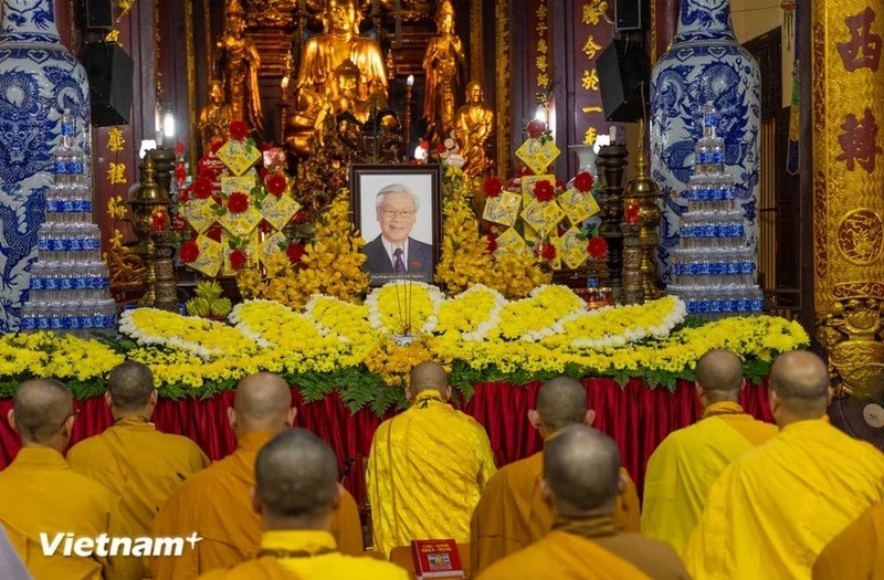 Buddhist monks, nuns, followers pay tribute to Party chief