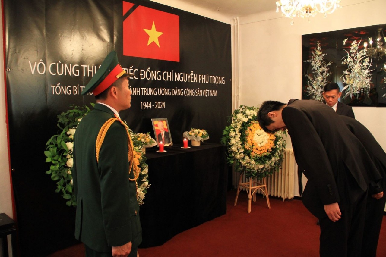 Respect-paying ceremony for Party General Secretary Nguyen Phu Trong on the morning of July 24 at the Vietnamese Embassy in Algeria. (Photo: VNA) 