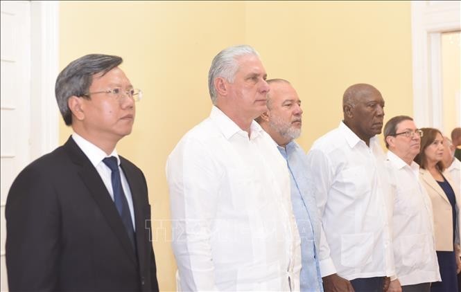 First Secretary of the Communist Party of Cuba Central Committee and President of Cuba Miguel Díaz-Canel Bermúdez (second from left) pays respects to General Secretary Nguyen Phu Trong. (Photo: VNA) 