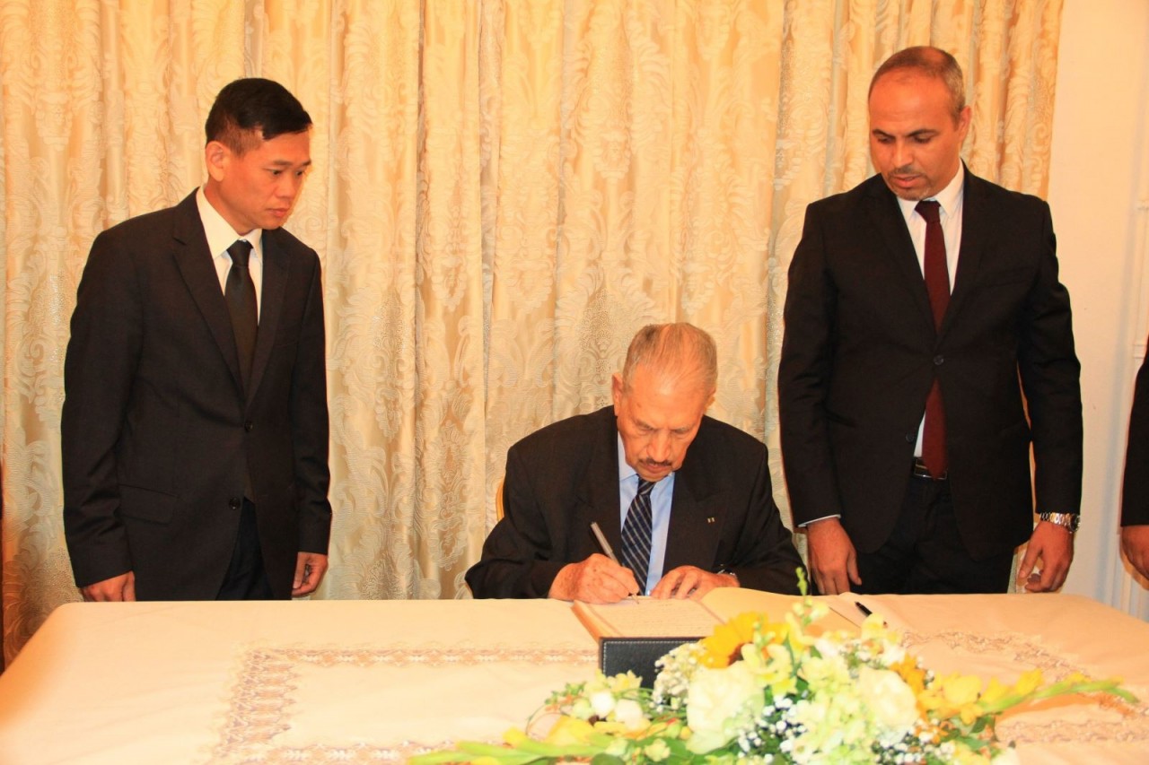 Algerian Senate President Salah Goudjil writes in the condolence book. (Photo: VNA) 