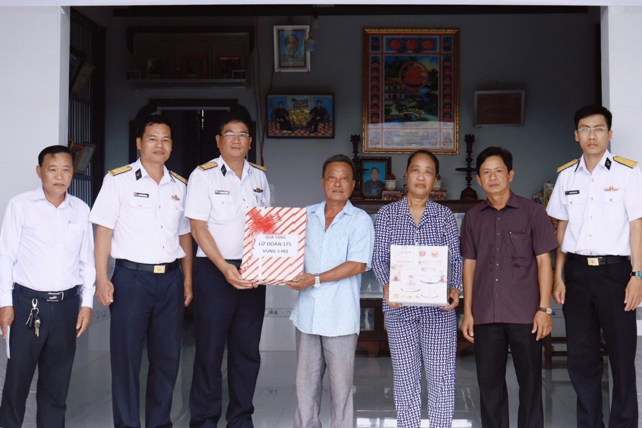 Representatives of Brigade 175 and local authorities present gifts to Nguyen Van Viet's family.