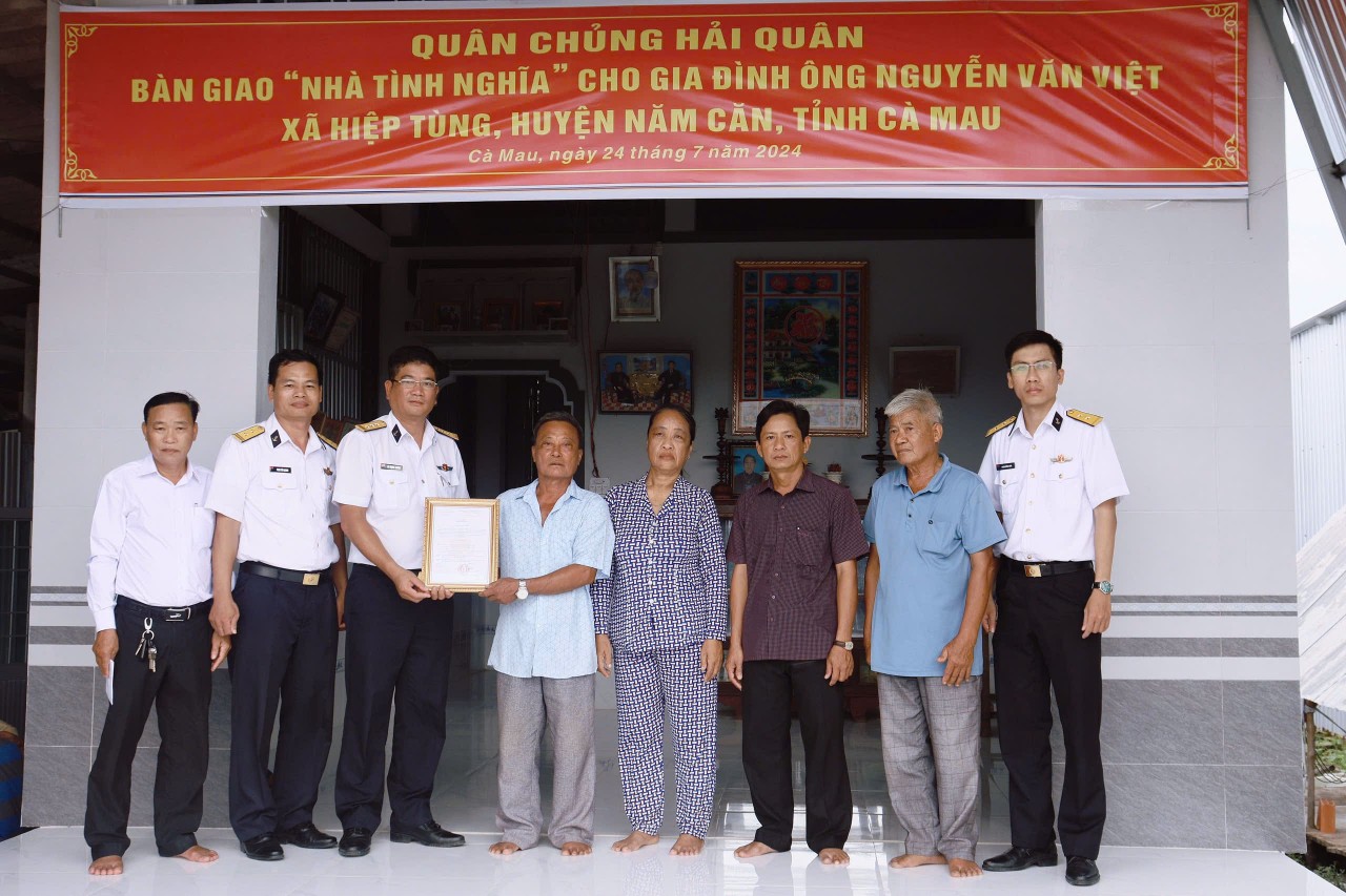 Colonel Le Manh Cuong, Deputy Commander of Brigade 175 hands over the decision for the gratitude house to Nguyen Van Viet's family.