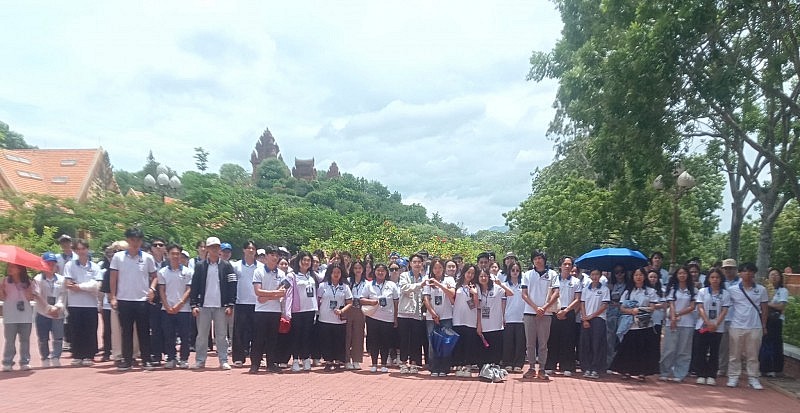 120 Young Overseas Vietnamese Learn About Cham Culture