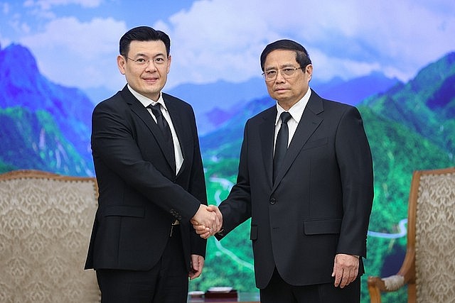 Prime Minister Pham Minh Chinh (right) hosts a reception for Thai Prime Minister's Special Envoy Jakkapong Sangmanee at the Government Office in Hanoi, July 26, 2024. Photo: VGP