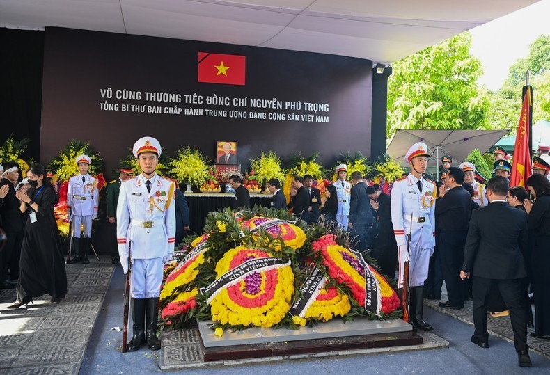 party general secretary laid to rest at hanois mai dich cemetery