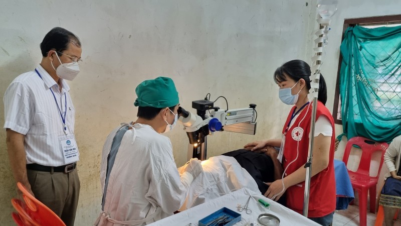 In Tha Teng District, Sekong Province, Laos, 200 cases of cataracts and pterygium were operated on for free.