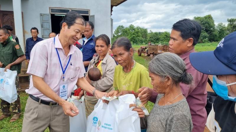 At the Tha Teng District Medical Center, residents received general medical examinations and free medication.