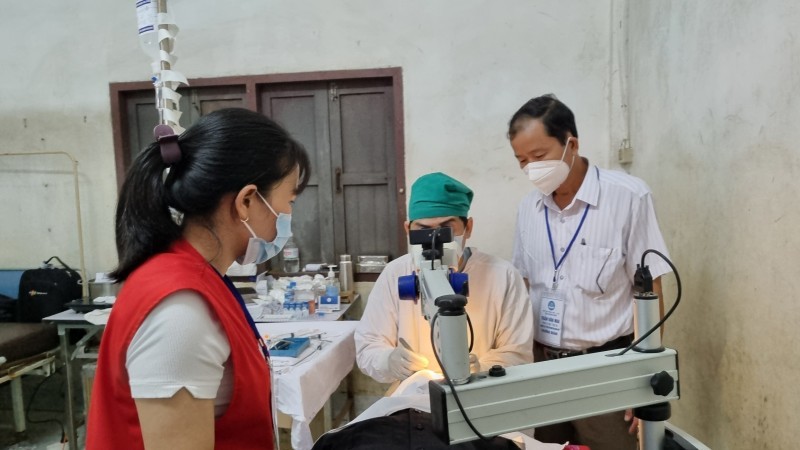 Thanks to the assistance of the doctors, 60 officials and residents of Sekong Province received free eye surgeries and were monitored for post-operative treatment and health care.