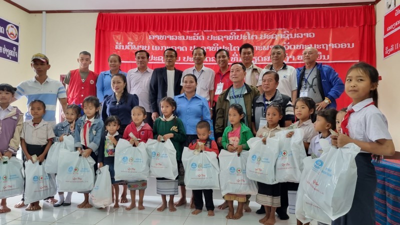 From July 23 to July 27, the Union of Friendship Organizations of Quang Nam Province sent a delegation consisting of 29 people to provide general medical treatment, free eye surgery, and gifts to the officials and people of Sekong Province, Laos.