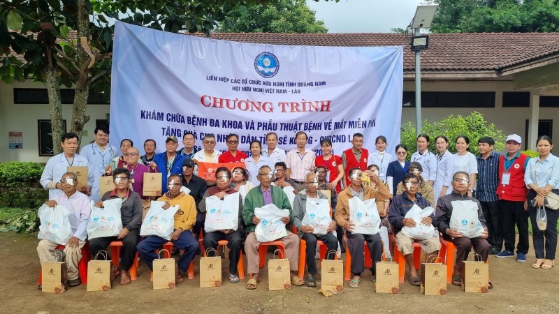Quang Nam Provides Medical Treatment to People in Sekong Province, Laos