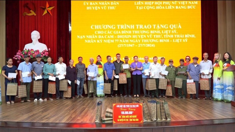 The Vietnam Women's Union in the Federal Republic of Germany presents gifts to veterans and their relatives in Vu Thu district, Thai Binh province.