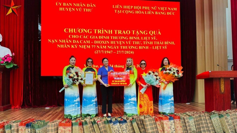 Vietnam Women's Union in Germany Presents Gifts to Veterans in Thai Binh
