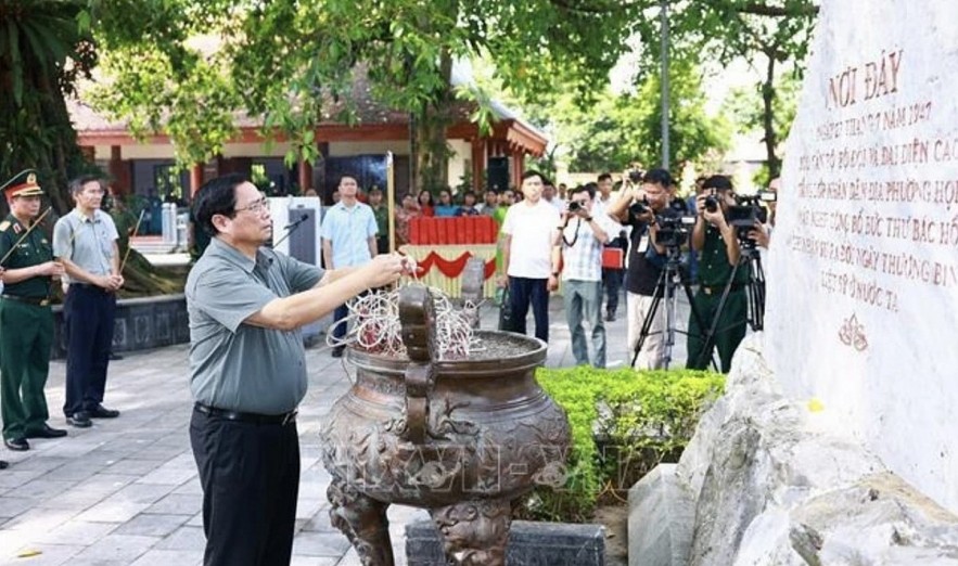 PM Pham Minh Chinh offers incense in tribute to President Ho Chi Minh and fallen heroes in Dai Tu district of Thai Nguyen province. (Photo: VNA)