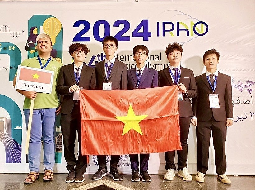 Vietnamese students win two gold and three silver medals at the 2024 International Physics Olympiad. (Photo: VNA)