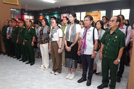 Delegates and students visited the traditional house of the Military School of Military Region 7. (Photo: Military Region 7 Newspaper)