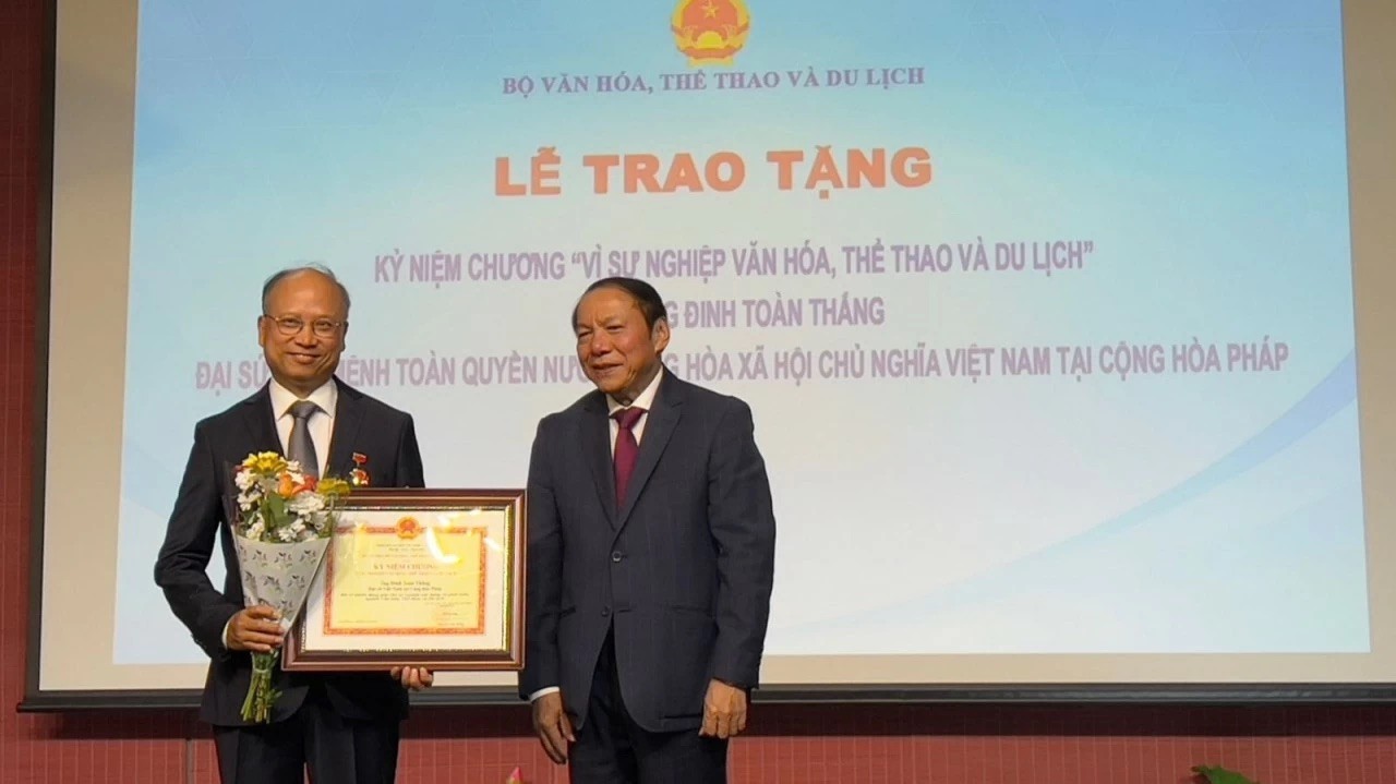 Vietnamese Ambassador to France Earns Insignia “For the Cause of Culture, Sports and Tourism”