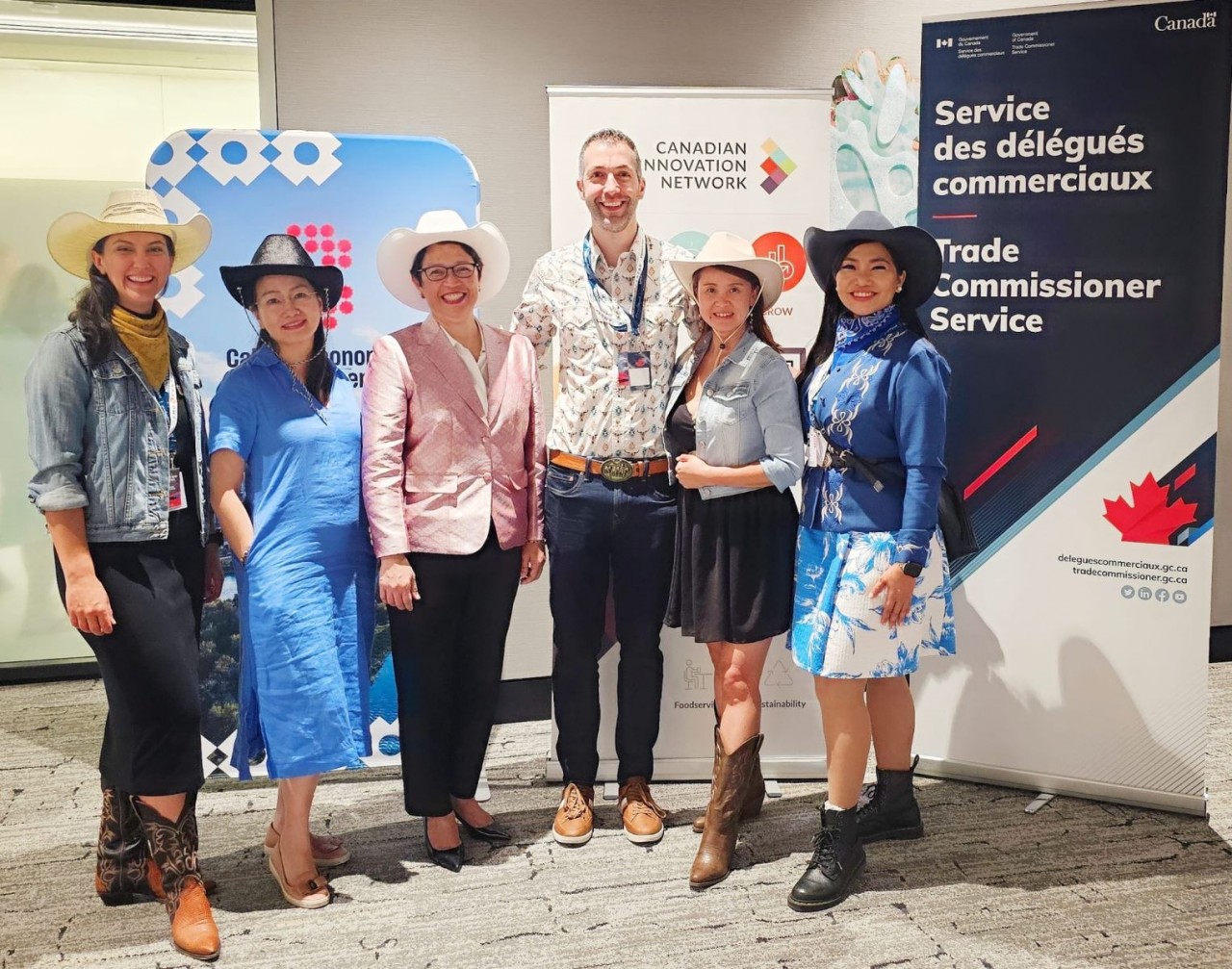 Trade Counselor Tran Thu Quynh (second from the left) and representatives of Alberta's departments at the dialogue (Photo: VNA). 