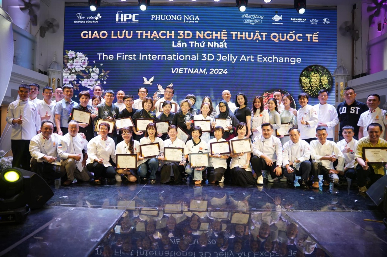 Vietnamese and international artisans receiving certificates at the event.