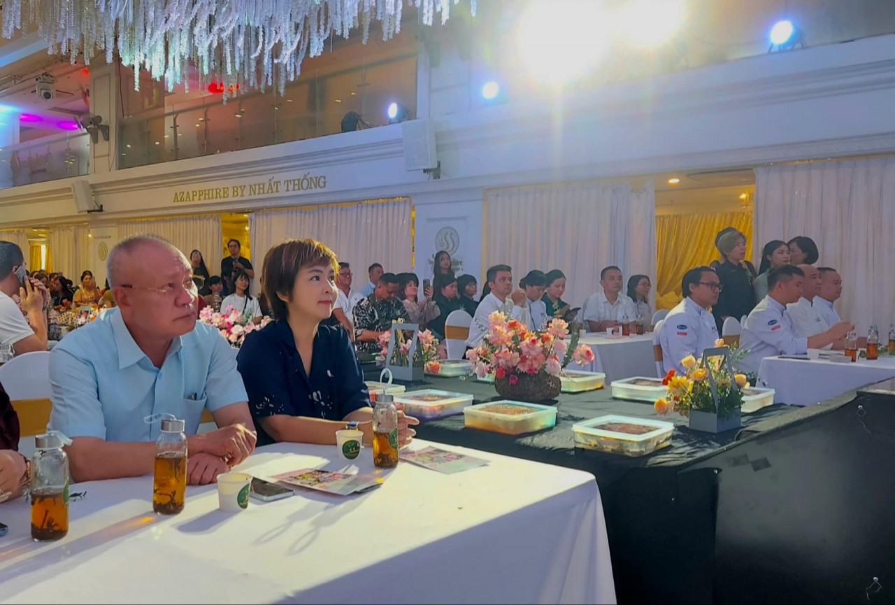 President of the Hanoi Tourism Association (far left) Nguyen Manh Than and chefs attending the event.