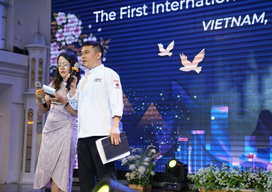 President of the Hanoi Chefs Association Ha Hai Doan (R).