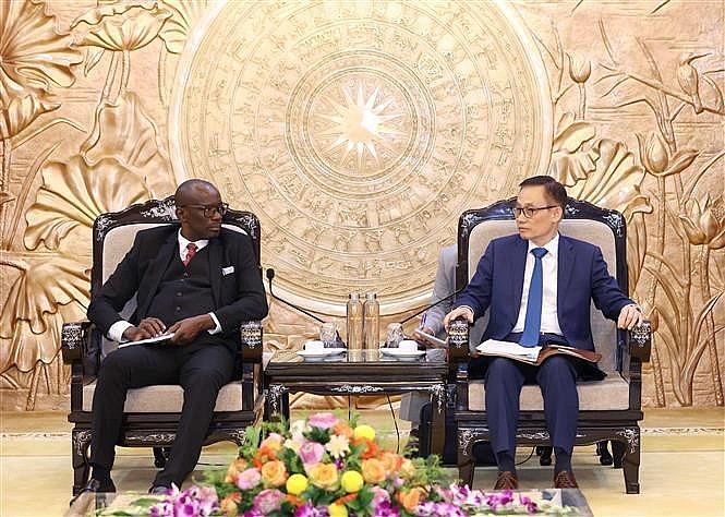 Head of the Commission for External Relations Le Hoai Trung (R) and Secretary General of the National Council of CNDD-FDD Révérien Ndikuriyo (Photo: VNA)