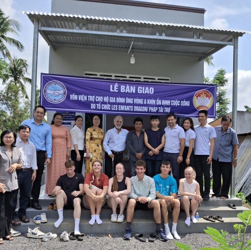 The Les Enfants du Dragon Organization and other units handed over the aid to the family of Vong A Khin, who lives in Gia Canh commune, Dinh Quan district. 