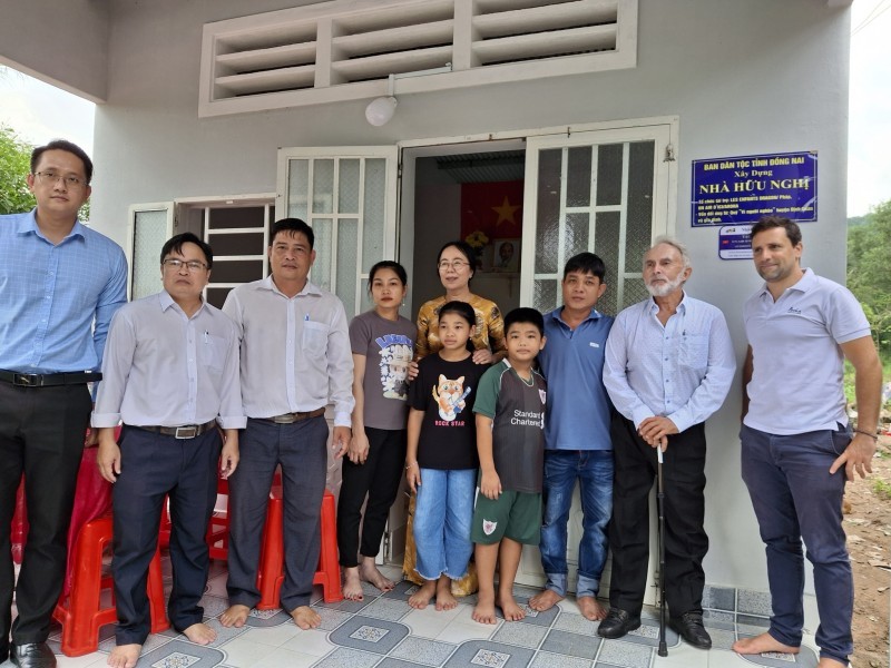 The Les Enfants du Dragon Organization and other units took commemorative photos in front of Son Thi Cam Hang's new house. 