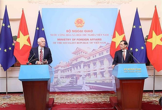 Minister of Foreign Affairs Bui Thanh Son (R) and Josep Borrell Fontelles, Vice President of the European Commission (EC) and High Representative of the European Union for Foreign Affairs and Security Policy, announce the outcomes of their talks in Hanoi on July 30. (Photo: VNA)