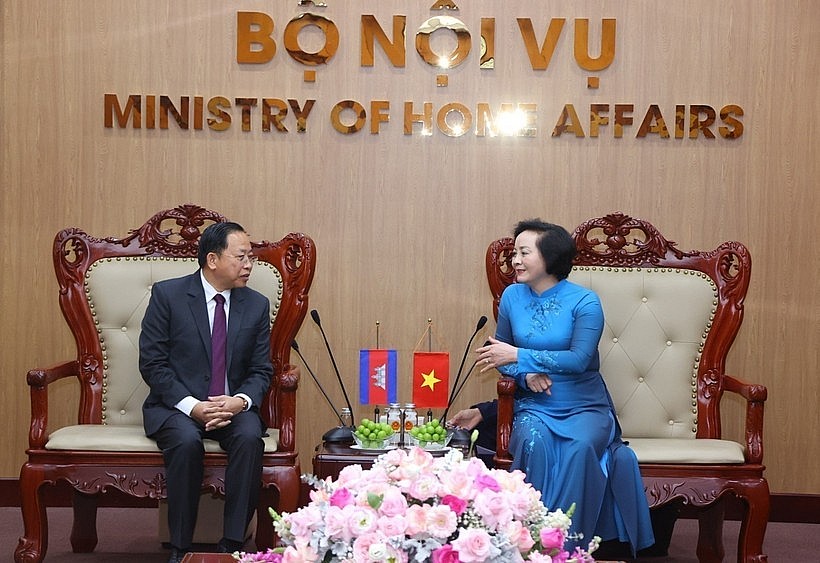 Minister of Home Affairs Pham Thi Thanh Tra hosts Cambodian Minister of Cults and Religions Chay Borin in Hanoi on July 31. (Photo: VNA)