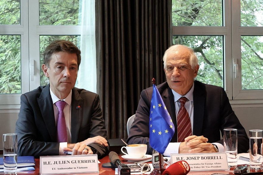 EC Vice President Josep Borrell Fontelles (R) and EU Ambassador to Vietnam Julien Guerrier during their meeting with media workers on July 31. (Photo: TPO)