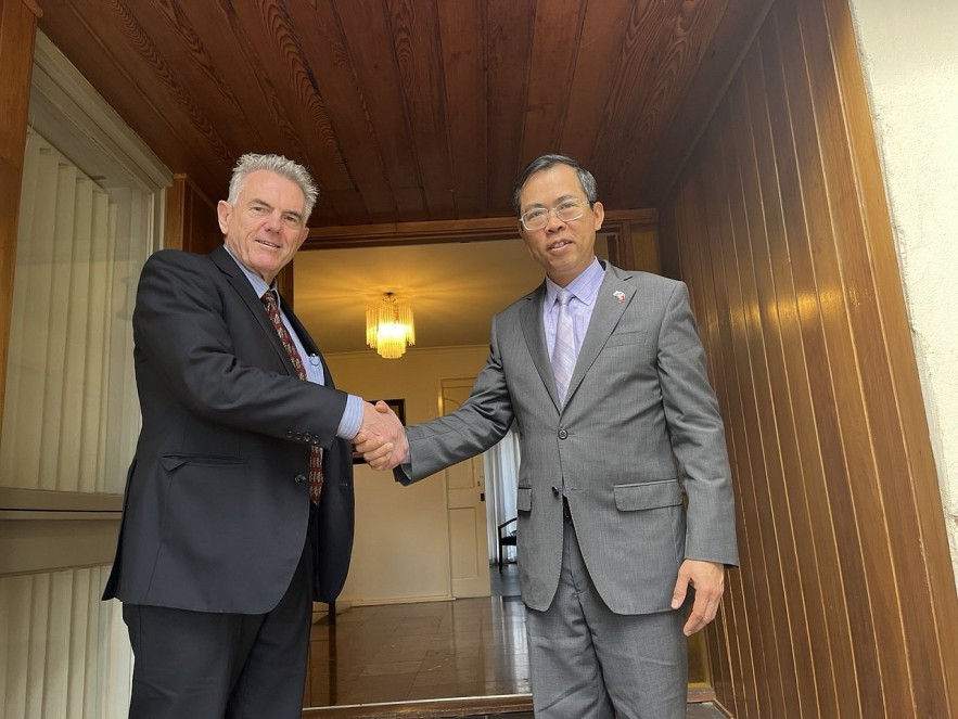 Vietnamese Ambassador to Australia Pham Hung Tam (R) and visiting President of the Australia-Vietnam Friendship Society (AVFS) Kim Sampson at their meeting in Canberra on July 31. 