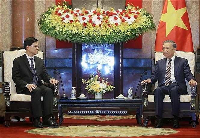 President To Lam (R) receives Chief Executive of China’s Hong Kong Special Administrative Region Lee Ka-chiu in Hanoi on August 1. (Photo: VNA)