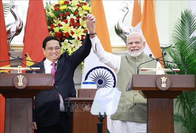 Vietnamese Prime Minister Pham Minh Chinh (L) and Indian Prime Minister Narendra Modi held a joint press conference on the results of their talks on August 1 afternoon in New Delhi.