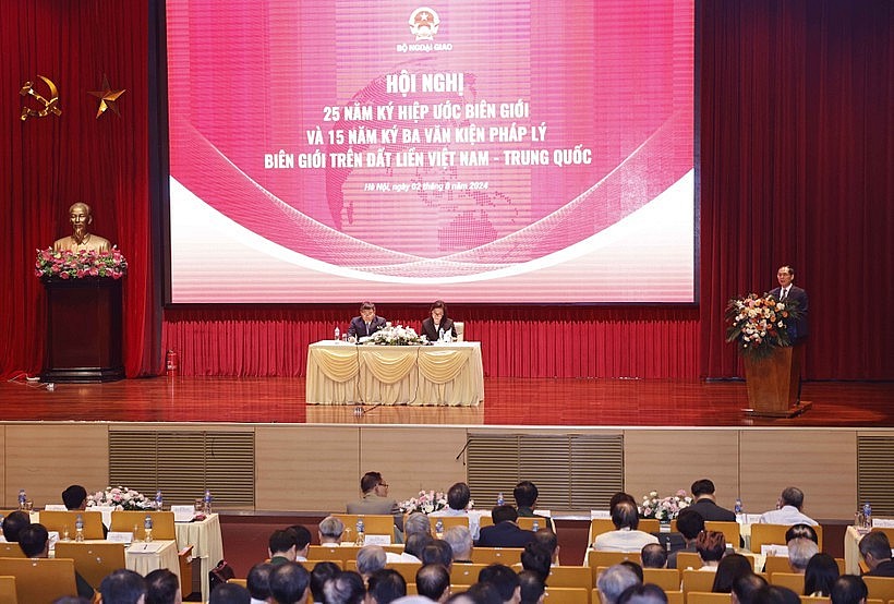 At the conference to review 25 years since the signing of the Vietnam-China border treaty and 15 years since the signing of three legal documents on the land border between Vietnam and China. (Photo: VNA)