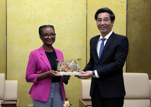 Vice Chairman of the Da Nang People's Committee, Tran Chi Cuong, presents a souvenir to Shelby Smith-Wilson, Principal Deputy Assistant Secretary for the Bureau of International Narcotics and Law Enforcement Affairs under the US Department of State. (Photo: Tran Le Lam/VNA)