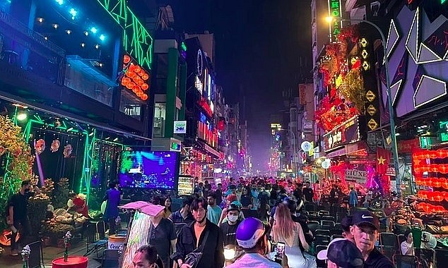 Bui Vien street in district 1, HCM City, is called 'western street' as it's a famous attraction for foreign travelers (Photo: thanhnien.vn)