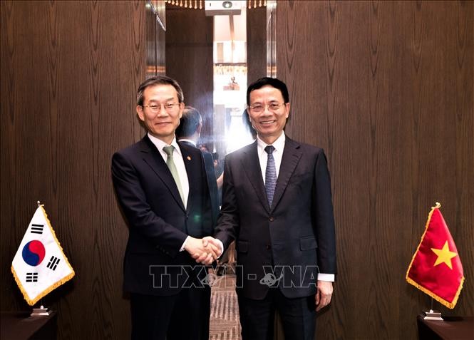 Minister Nguyen Manh Hung and Minister of Science and ICT of South Korea Lee Jong-ho. 