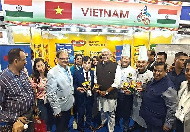 Indian Minister of Culture and Tourism Gajendra Singh Shekhawat (fourth, left) attends the inauguration of Vietnam's booth at IHE 2024. (Photo: VNA)