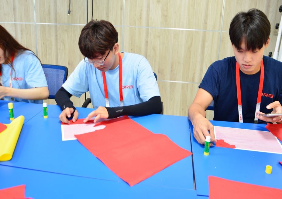 Students participate in the activity of painting Vietnam and South Korean national flags using traditional Korean paper. (Photo: tdmu.edu.vn)