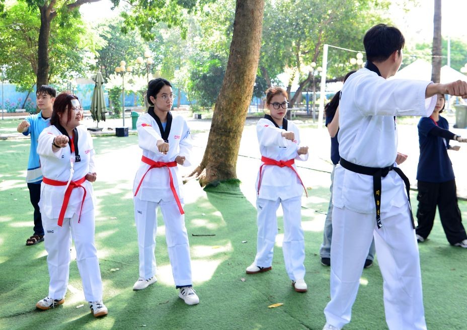 Thu Dau Mot University students were guided by university students from Busan in Taekwondo techniques. (Photo: tdmu.edu.vn)