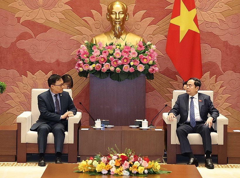 National Assembly (NA) Chairman Tran Thanh Man (right) on August 5 receives Ambassador of the Republic of Korea (RoK) to Vietnam Choi Young-sam. (Photo: VNA)