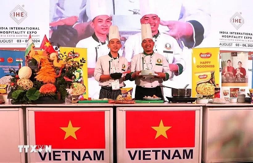 Fruit carver Pham Van Dong and chef Nguyen Van Thong introduce their products at the Vietnam culinary festival in India. (Photo: VNA)