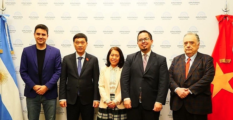 Vu Hong Thanh (2nd from left), member of the Vietnamese National Assembly's Standing Committee and Chairman of its Economic Committee, in a group photo with the freshly launched Argentina-Vietnam Friendship Parliamentarians’ Group. (Photo: VNA)