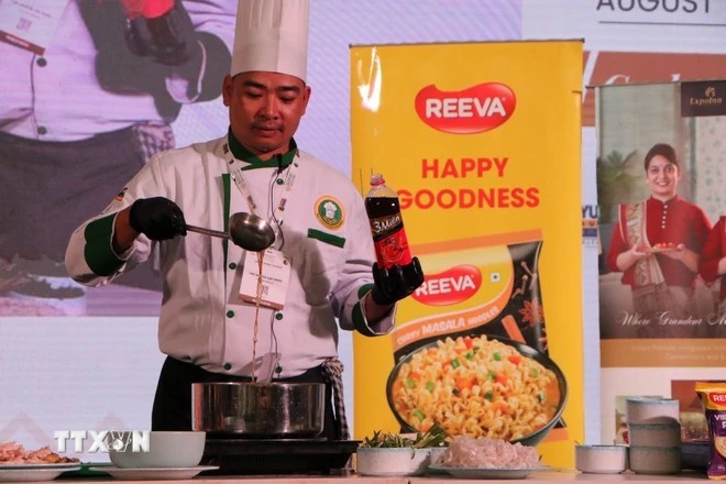 Chef Nguyen Van Thong showed how to make chicken pho at the Vietnamese Food Festival, which is part of IHE 2024. (Photo: VNA.)