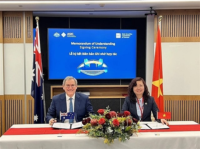 Vu Thi Chan Phuong, Chair of the SSC, (right) and ASIC Chairman Joseph Longo at the signing ceremony in Australia. (Photo courtesy of SSC)