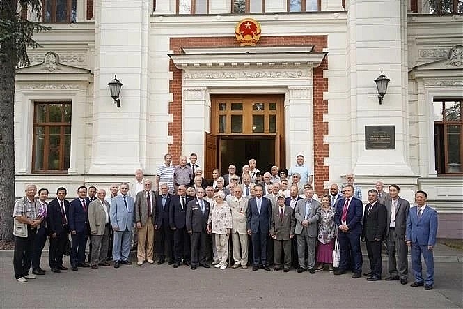 Get-together honours Russian experts - loyal friends of Vietnam: Russian experts pose for a group photo at the event. (Photo: VNA)