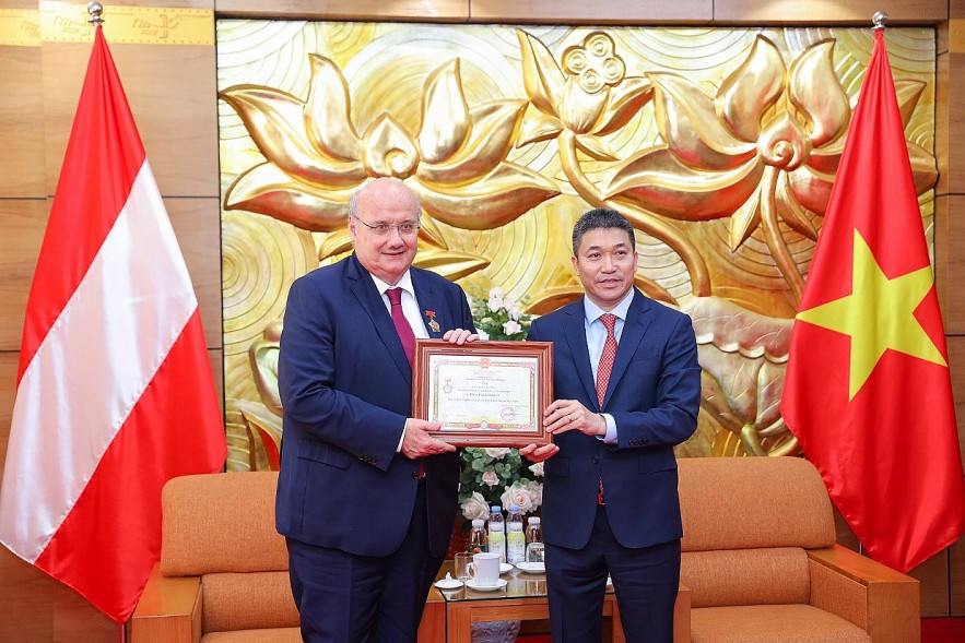 Austrian Ambassador Honored for his Contributions to Vietnam - Austria People-to-people Relations